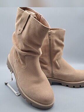 White Mountain "Glean" Size 7 1/2 Wide Suede Boots